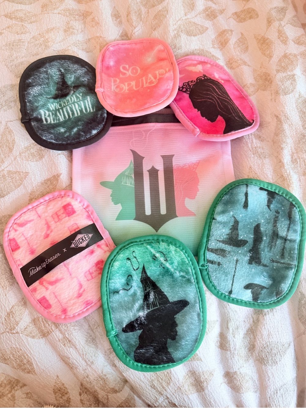MakeUp Eraser Wicked Collection Reusable Pads in Pink & Green with bag